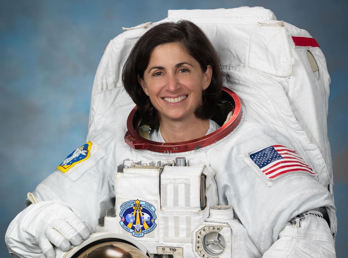 artist and retired astronaut stott to aspiring aeronautical engineering