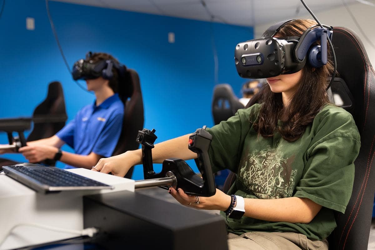 Students train on virtual reality pilot training