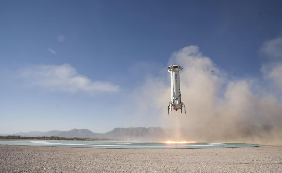 Blue-Origin-New-Shepard-Mission-7-Booster-Landing-2