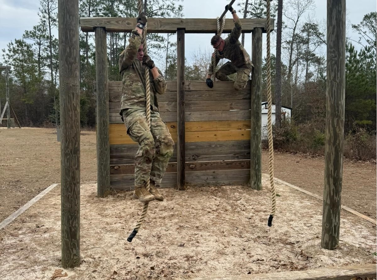 Soldiers on an Army obstacle course