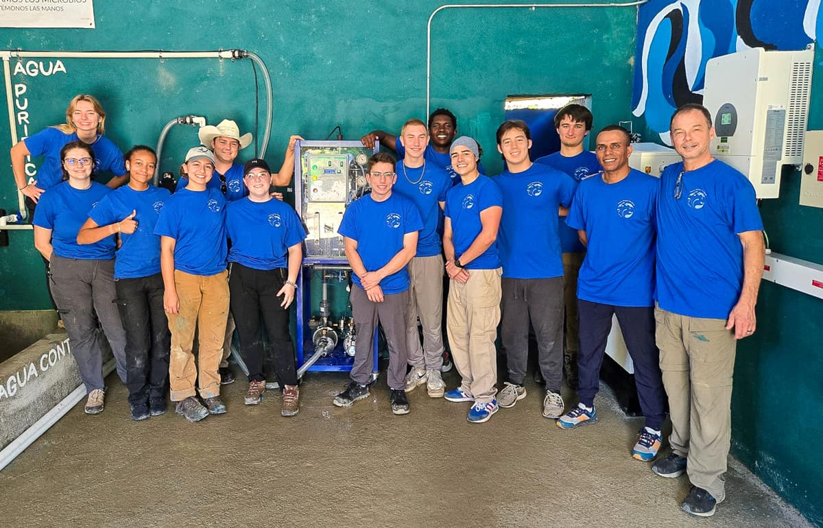 Led by Mechanical Engineering professor Dr. Marc Compere, the Pure Water Project team included a dozen Embry-Riddle students who installed a solar-powered water purification system in a community center in the Dominican Republic’s Rincón De Yuboa. This was the Pure Water Project’s 12th installation trip and the third to the Dominican Republic.