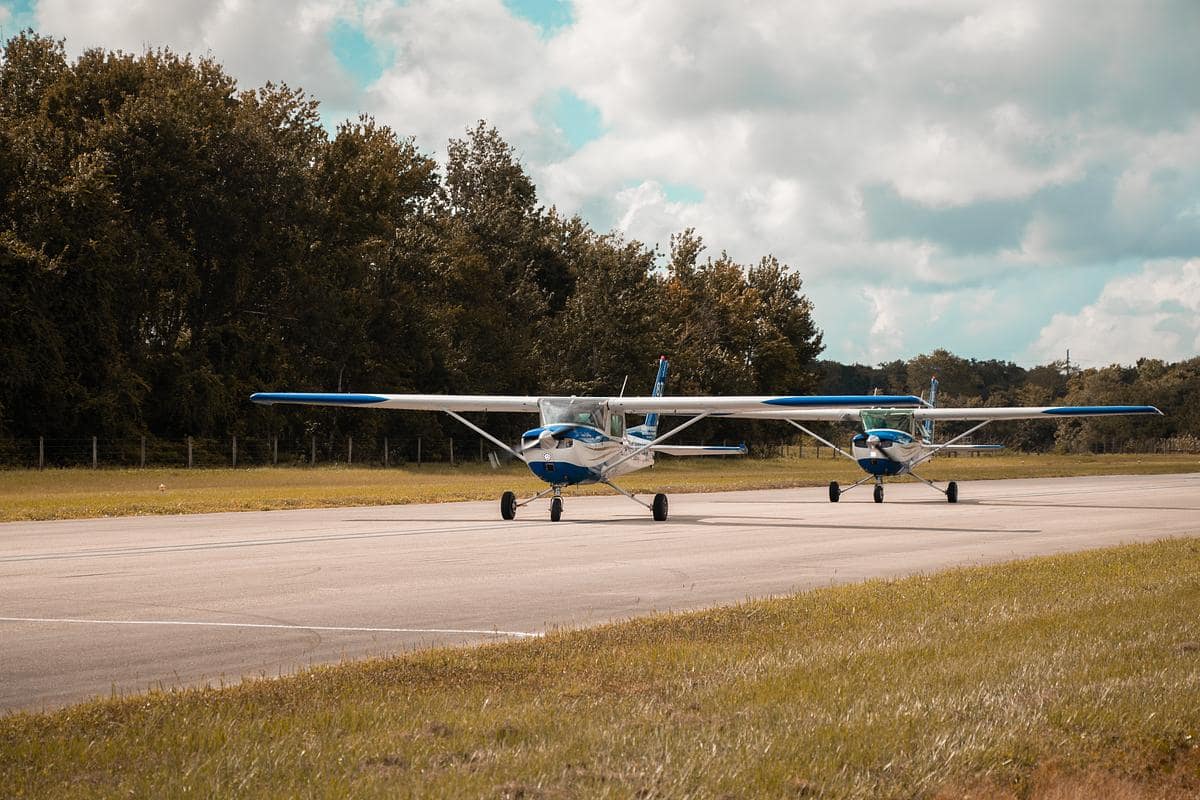 Embry-Riddle flight team students land two Cessna 172s