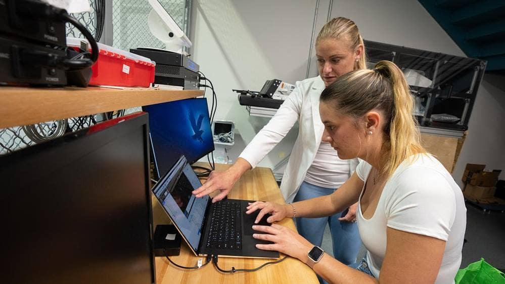 Dr. Christine Walck works with graduate student Paola Diaz-Portela