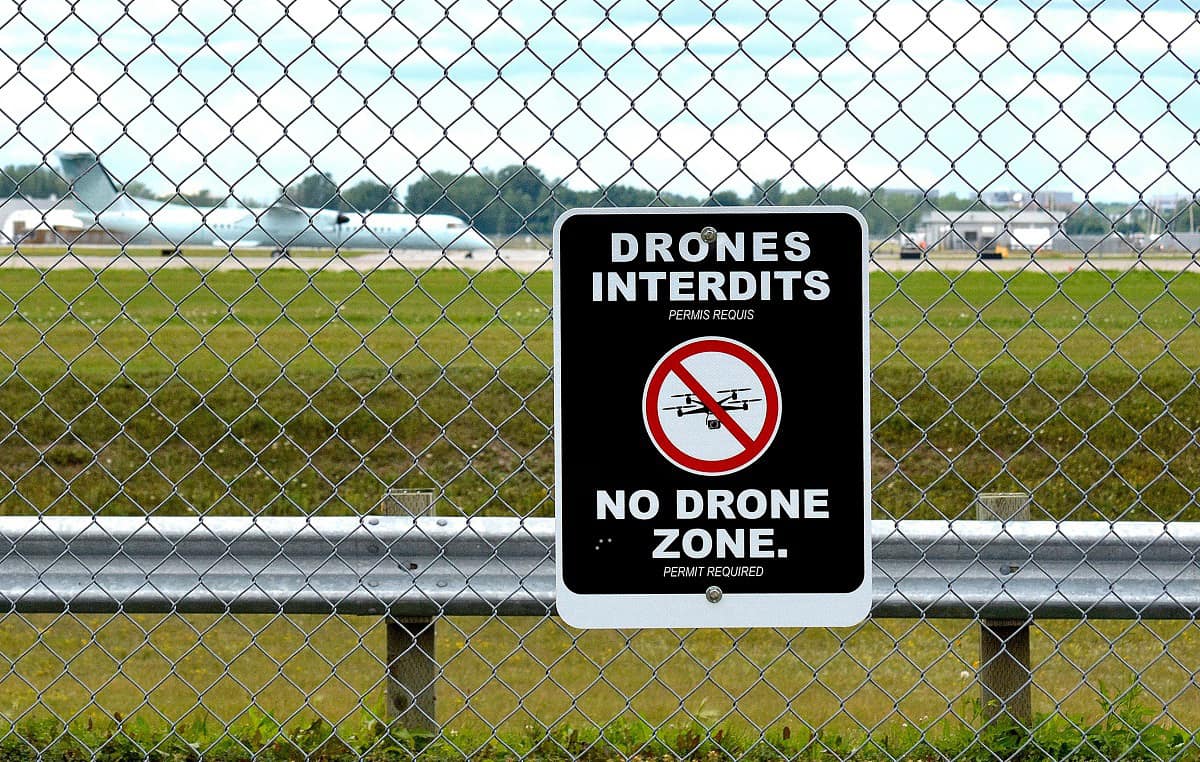No drones sign at airport