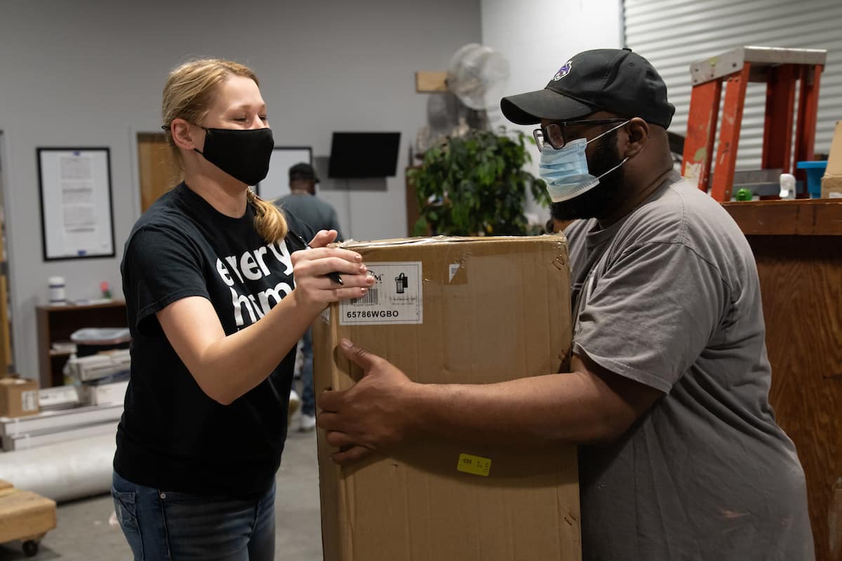 ERAU students volunteer at a shelter