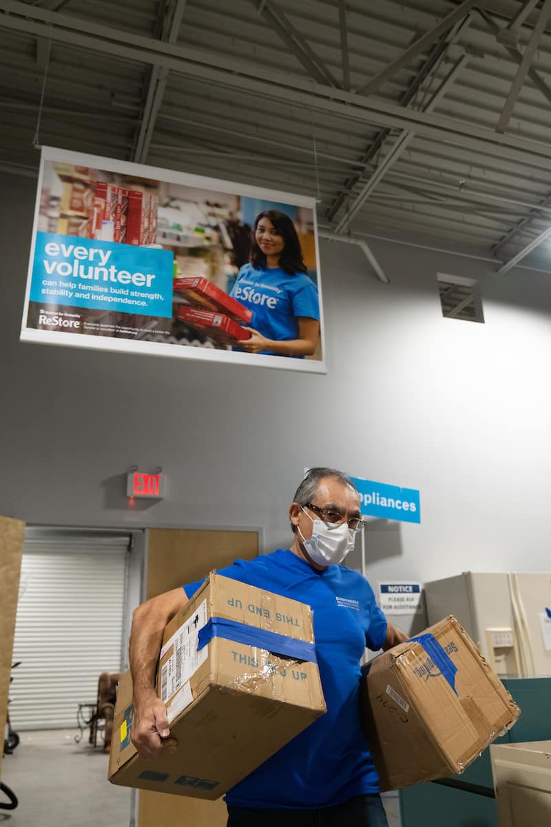 ERAU member volunteers at a food bank